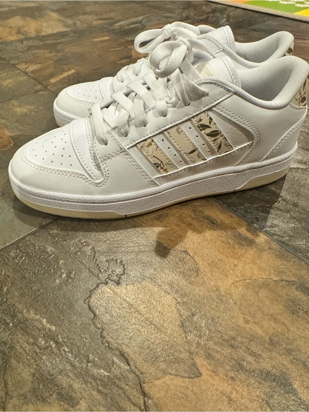 Sz7 Adidas Women’s White Low-Top Sneakers with Beige Accent